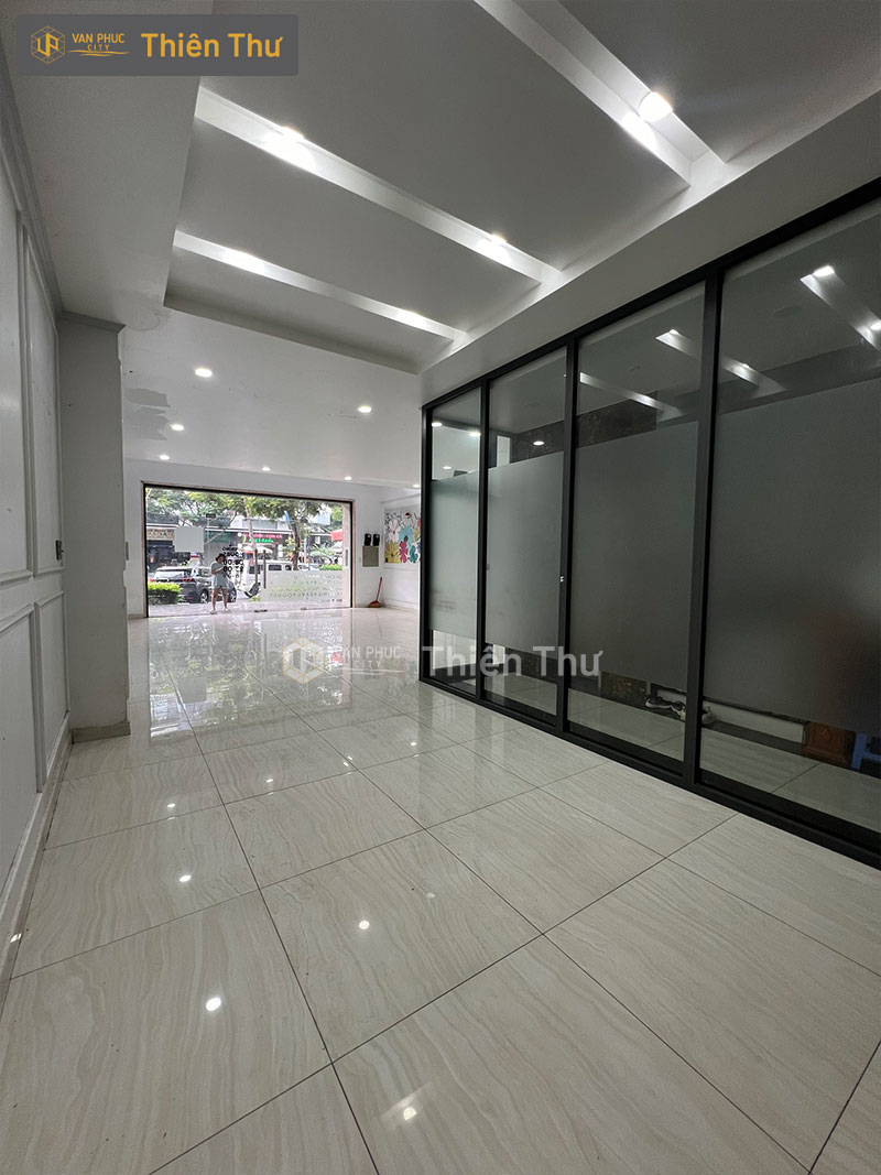 Cho thuê mặt bằng 200m2 Vạn Phúc City